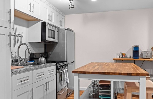 H Street Corridor Apartment | Ideally Located Urban Oasis Free Parking