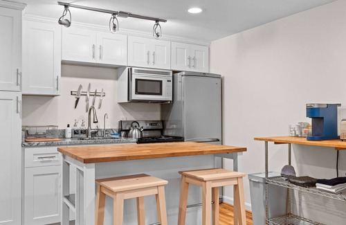 H Street Corridor Apartment | Ideally Located Urban Oasis Free Parking