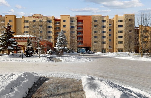 Wisconsin Dells Condo | Ideally located condo with scenic balcony, on-site golf, W/D, & central AC