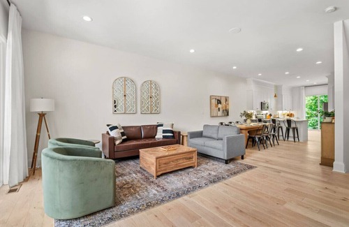 Ashley Oaks House | Idlewood Suites ~ 3-Story West Knoxville Suite #3
