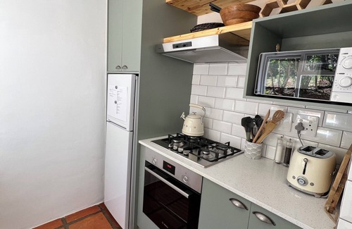 Constantia Cottage | Idyllic 2-Bed family-friendly Cottage with Pool, Garden & Stunning Views