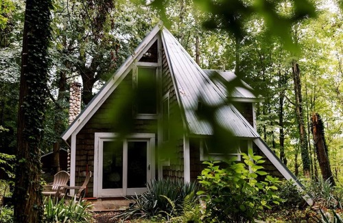 Stevensville Cabin | Idyllic A-Frame in Michigan's Harbor Wine Country- Pet friendly!