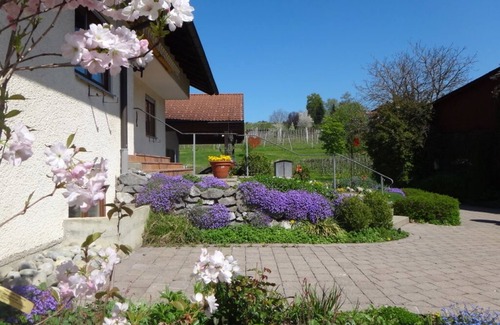 Motzach Apartment | Idyllic apartment in the countryside with south-facing balcony, parking space (wallbox) and bicycle room.