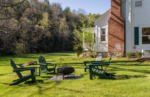 Mars Hill House | Idyllic Asheville Countryside Home on 70 Acres