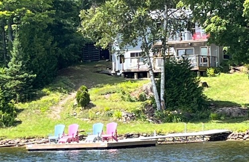 Highlands East House | Idyllic cottage for rent on Eels Lake in the Kawarthas. Amazing waterfront!