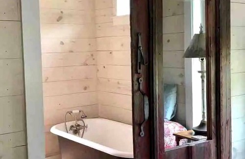 Fayetteville Cottage | Idyllic Cottage on a Working Farm Perfect for Weekend Getaways in Texas