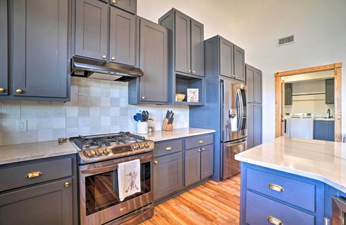Cotter Cottage | Idyllic Cotter Escape: Steps to White River!