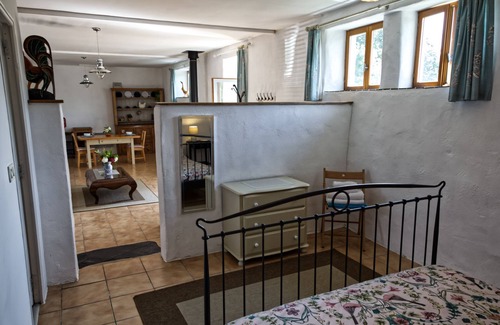 Loperec Apartment | Idyllic Country Location for couples, central, peaceful, 5 mins from shops, WIFI