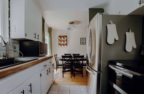 Riverview House | Idyllic Cozy Cottage w/Deck Overlooking Greenbelt - 20 Mins from Stadiums