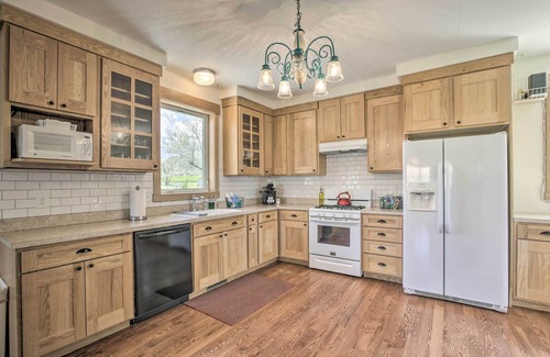 Lucerne House | Idyllic Gem: Screened Porch, 1/2 Mi to River!
