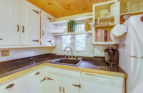 Bradford Cottage | Idyllic Lakefront Cottage Near Mount Sunapee