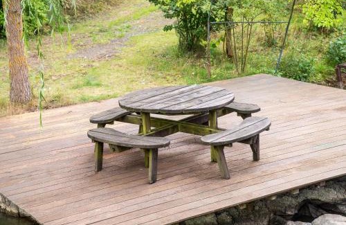 Florennes Boat Rental | Idyllic Lakeside Cottage