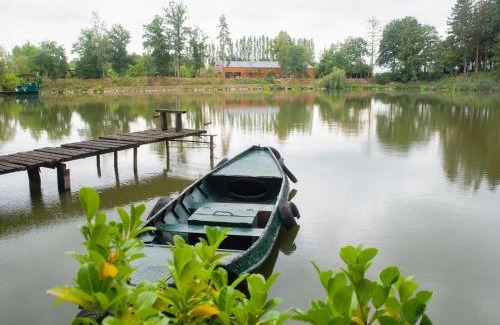 Florennes Boat Rental | Idyllic Lakeside Cottage
