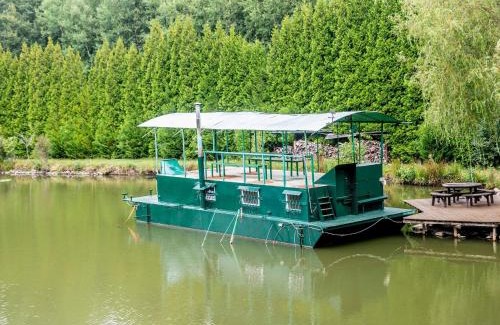 Florennes Boat Rental | Idyllic Lakeside Cottage