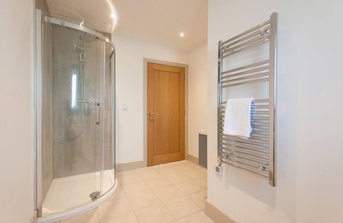 Swindon House | Idyllic New Barn Conversion near Cotswold Water Park, Lake and Rural Views, Optional HotTub
