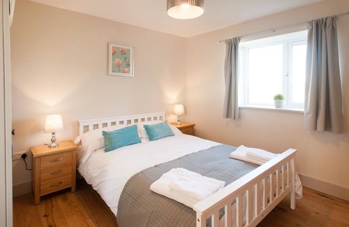 Swindon House | Idyllic New Barn Conversion near Cotswold Water Park, Lake and Rural Views, Optional HotTub