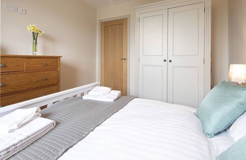 Swindon House | Idyllic New Barn Conversion near Cotswold Water Park, Lake and Rural Views, Optional HotTub