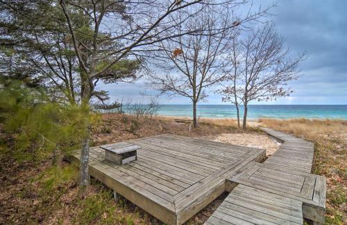 Northport House | Idyllic Northport Cottage, Walk to Lakeside!