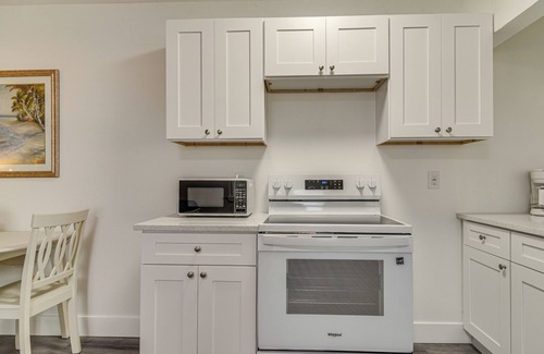Pass-a-Grille Historic District Apartment | Idyllic Pass-A-Grille Studio - Walk to the Beach!