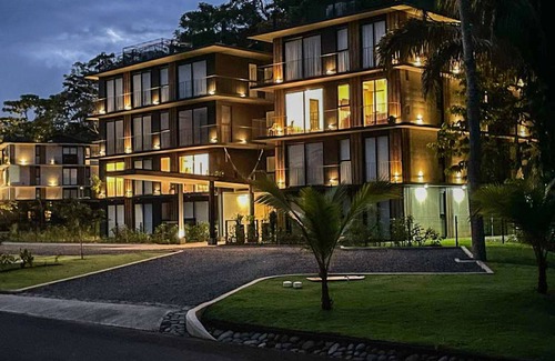 Jaco Apartment | Idyllic rainforest hideaway with turquoise pool & open layout - near the beach