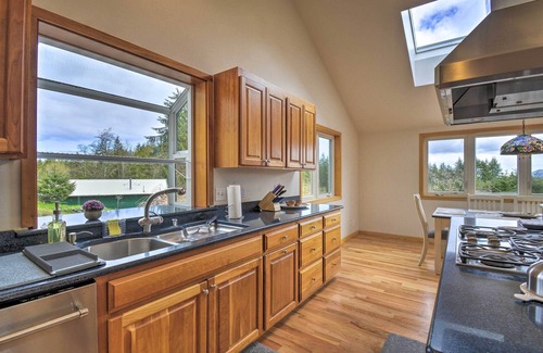 Port Angeles House | Idyllic Retreat ~ 20 Mi to Olympic National Park!