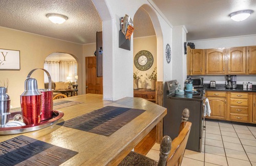 Manitou Springs Historic District House | Idyllic retreat near the Incline, nestled in Manitou’s breathtaking landscapes.