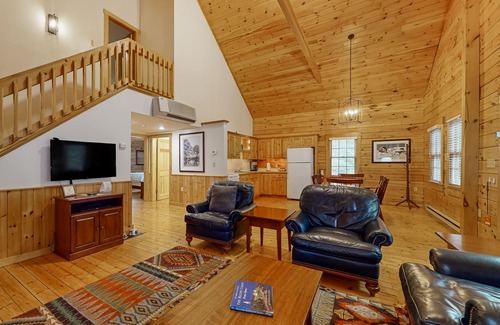 Northport Cabin | Idyllic three-bedroom dog-friendly cabin w/full kitchen, fireplace & hiking