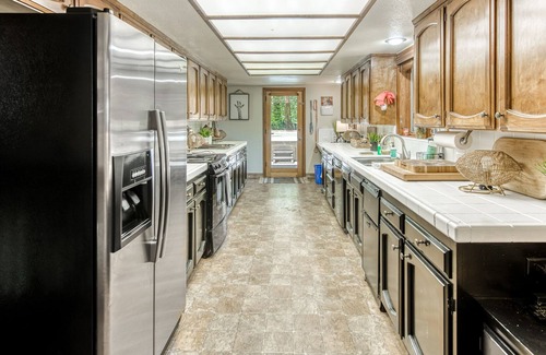 Sierra Cedars House | Idyllic wooded getaway with wraparound deck, WiFi, kayaks & washer/dryer