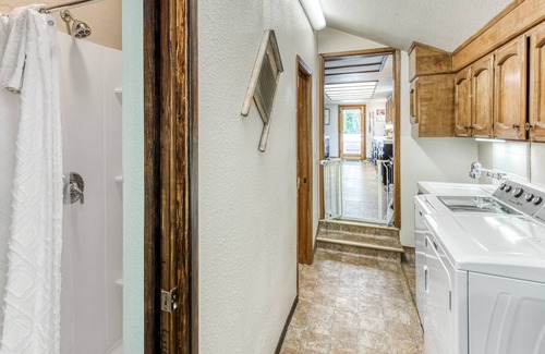 Sierra Cedars House | Idyllic wooded getaway with wraparound deck, WiFi, kayaks & washer/dryer