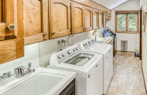 Sierra Cedars House | Idyllic wooded getaway with wraparound deck, WiFi, kayaks & washer/dryer