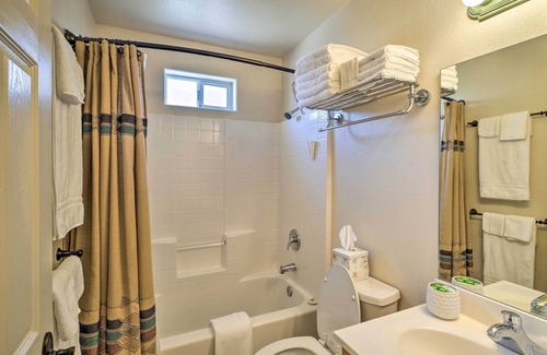 Foothills House | Idyllic Yuma Home w/ Mtn Views - Near Golfing