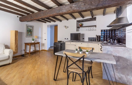 Navona Apartment | iFlat | Campo de Fiori's Comfy Gem