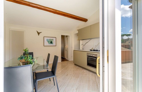 Rome City Centre Apartment | iFlat | Luxury Skyline Penthouse near Roman Forum