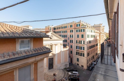 Rione II Trevi Apartment | iFlat | Trevi Fountain's roomy&friendly apartment