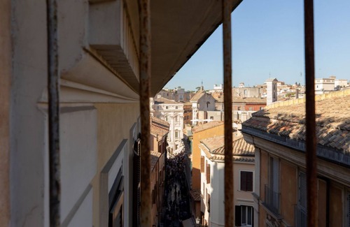 Rione II Trevi Apartment | iFlat | Trevi Fountain's roomy&friendly apartment