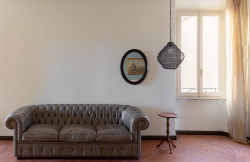 Rione II Trevi Apartment | iFlat | Trevi Fountain's roomy&friendly apartment