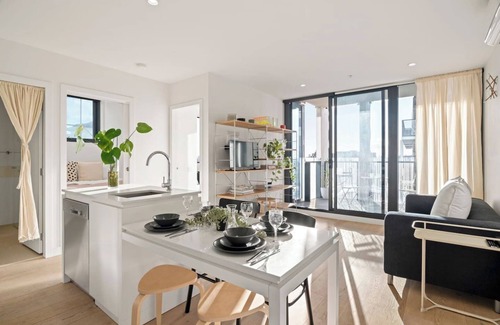 Melbourne Central Business District Apartment | Ikebana Skies CBD Fringe by Queen Victoria Market