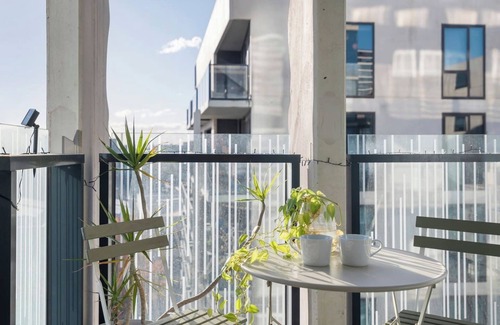 Melbourne Central Business District Apartment | Ikebana Skies CBD Fringe by Queen Victoria Market