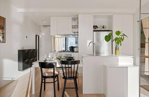 Melbourne Central Business District Apartment | Ikebana Skies - CBD Fringe by Queen Victoria Market