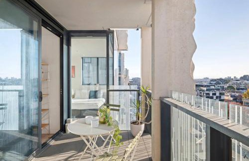 Melbourne Central Business District Apartment | Ikebana Skies - CBD Fringe by Queen Victoria Market