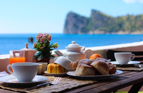Marina del Cantone Apartment | Il Terrazzino sul Mare - holiday home ON THE BEACH in Sorrento/Amalfi Coast.