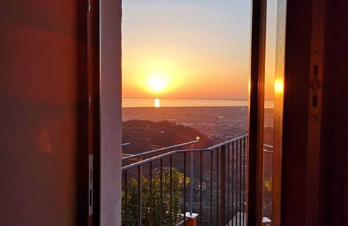 Monteggiori House | Il Tino - casa con terrazza vista mare in borgo medievale
