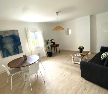 Senas Apartment | Il y a le Soleil, la Campagne et la Mer