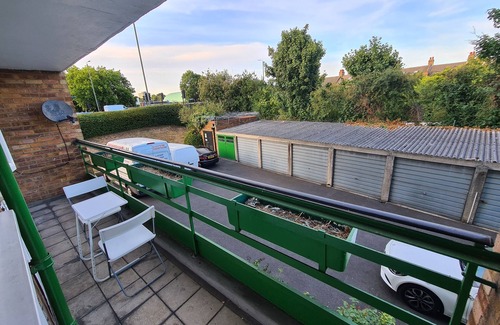 Newbury Park Apartment | ILFORD EAST LONDON BALCONY FLAT 2bed 2bath next to tube stop, ideal for tourists