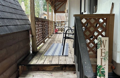 Flint Creek House | Illinois River Glamping Oasis