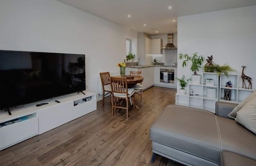 West Thurrock Apartment | Immaculate 2-Bed Apartment in Grays