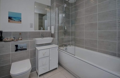 West Thurrock Apartment | Immaculate 2-Bed Apartment in Grays