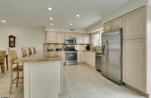 Southend House | Immaculate 3 Bed 2.5 Bath Quiet community with pool Monthly Rental