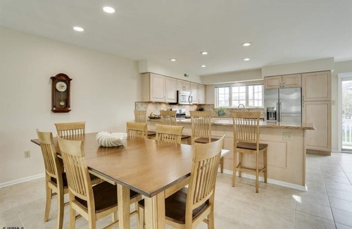 Southend House | Immaculate 3 Bed 2.5 Bath Quiet community with pool Monthly Rental