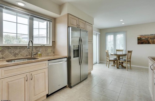 Southend House | Immaculate 3 Bed 2.5 Bath Quiet community with pool Monthly Rental